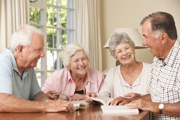 Consejos para socializar en una nueva residencia de adulto mayor