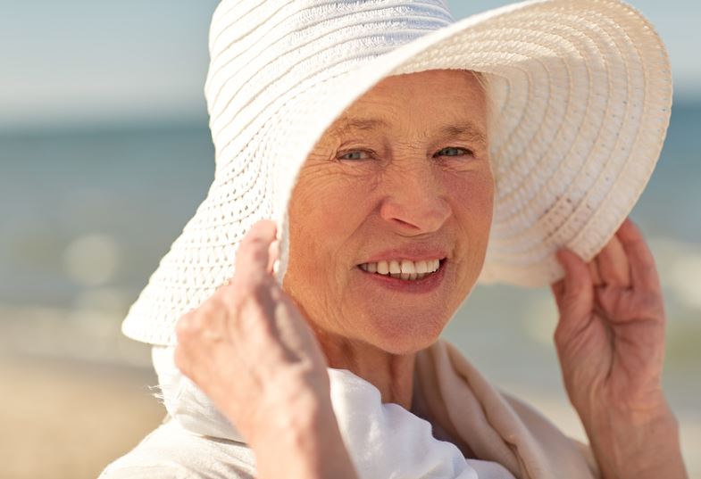 5 claves para proteger a personas mayores del sol y rayos UV